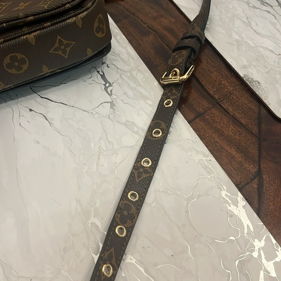 Leather crossbody bag . 10  by 7 . - Picture 5 of 5